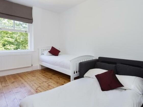 Veeve 4 Bed House Killyon Road Clapham - Photo3