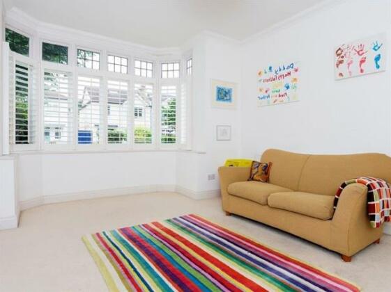 Veeve 4 Bed House On Emlyn Road West London - Photo4