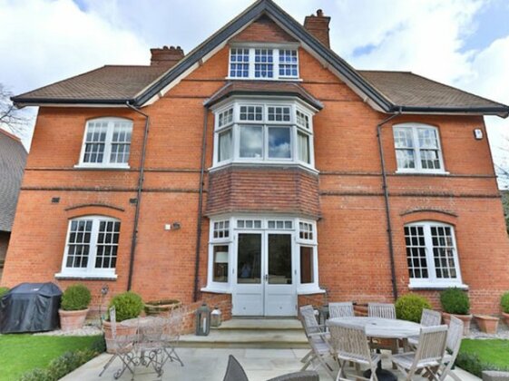 Veeve Impressive 5 Bed Detached House Near Wimbledon