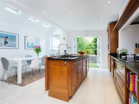 Veeve Lovely and Light 4 Bed House Honeywell Road Clapham - Photo4