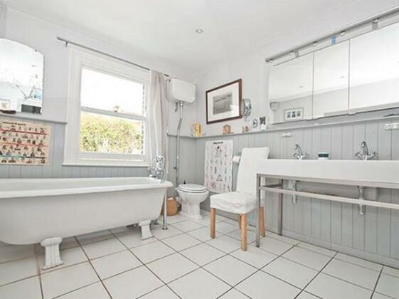 Veeve Roderick Road 5 Bed Family Home Hampstead - Photo4
