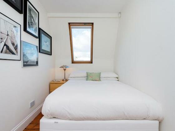 Veeve Sleek 5 Bed Home St Maur Road Parsons Green - Photo3
