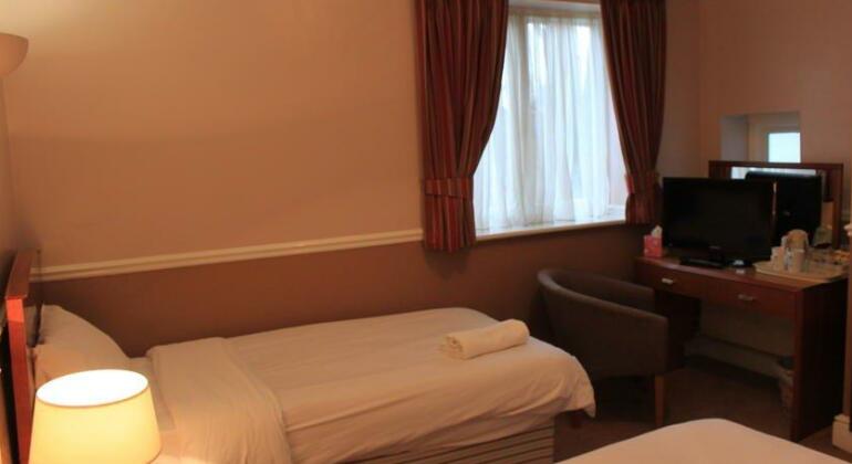 Pines Hotel Luton Airport - Photo5