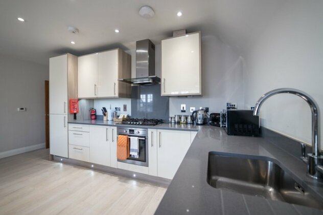 Helios Court Penthouse Serviced Apartment by Ferndale - Photo2