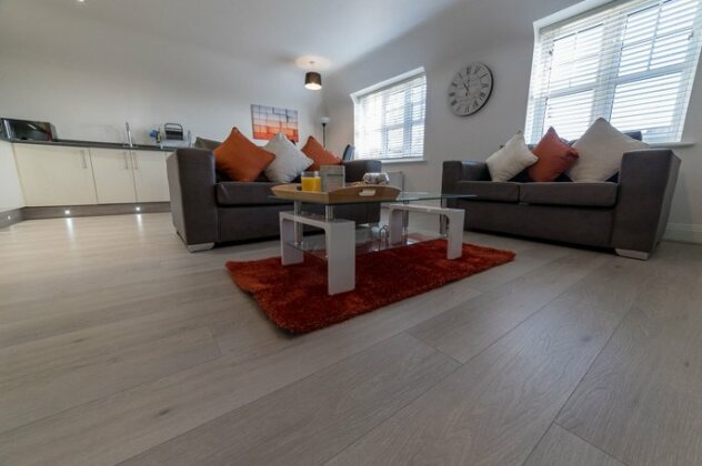 Helios Court Penthouse Serviced Apartment by Ferndale - Photo5