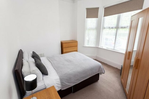 5 Bed House 15 Min From Manchester With Free Parking - Photo4
