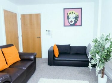 Cosy 2 Bedroom Apartment Manchester + Parking