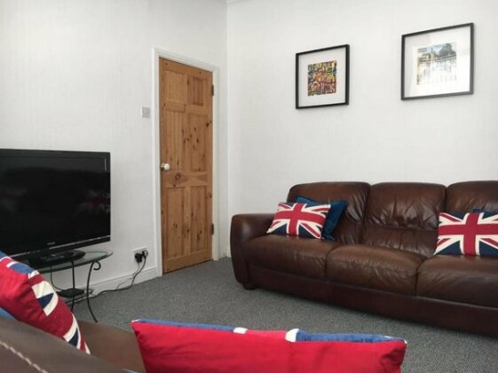 Lrge 3bed House Accomdts 6 Adults Free Parking +Wifi - Photo3