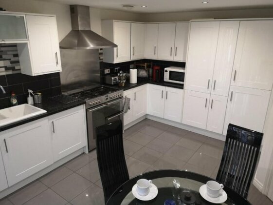 Nightingale Gardens - 4 Bed Detached House - Manchester - Photo4