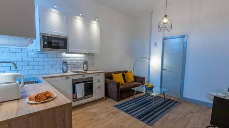 Spacious Modern Apartment with Private Entrance in Manchester - Photo2