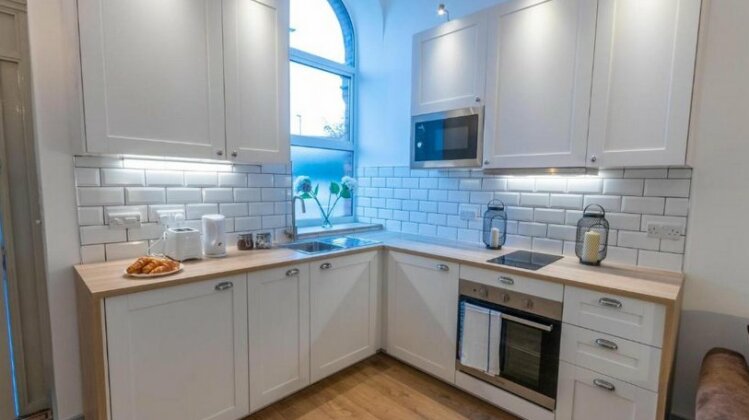 Spacious Modern Apartment with Private Entrance in Manchester - Photo3
