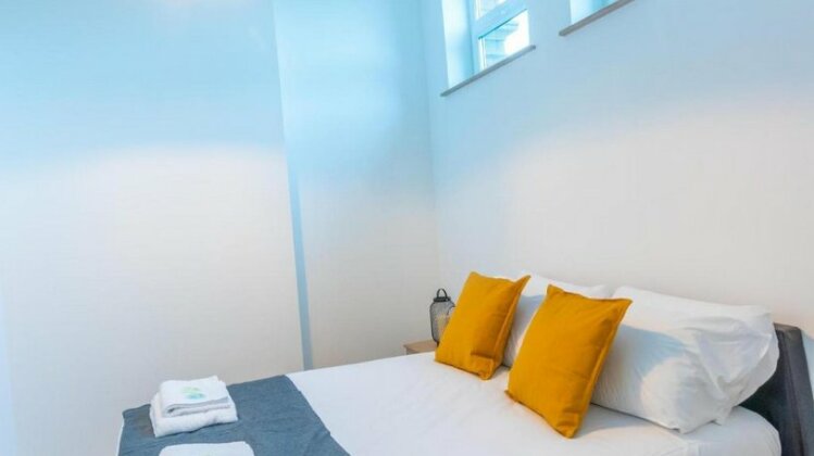 Spacious Modern Apartment with Private Entrance in Manchester - Photo5