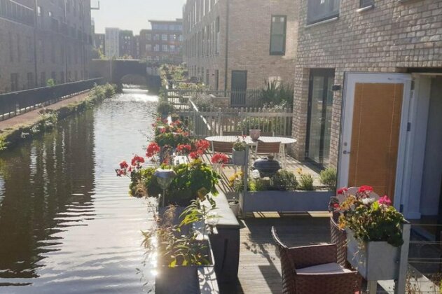 Stunning Peaceful Canal-side Home with Free Parking - Photo3