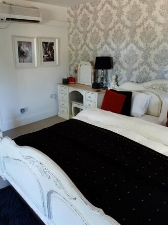 The WHITE DOVE BED and BREAKFAST/Newark Showground