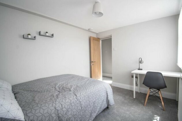 A modern double bedroom near City Centre - Photo3