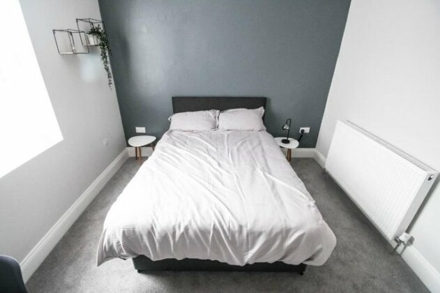 A modern double bedroom near City Centre - Photo4