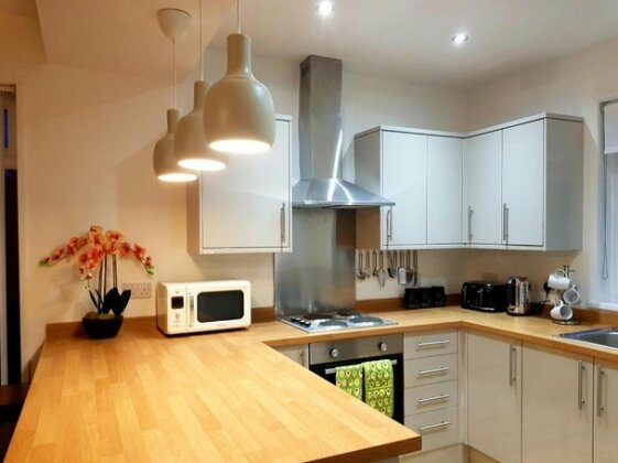 Goswick House - Entire 4Bed House Serviced Accommodation Newcastle FREE WIFI & FREE PARKING SPACES - Photo2