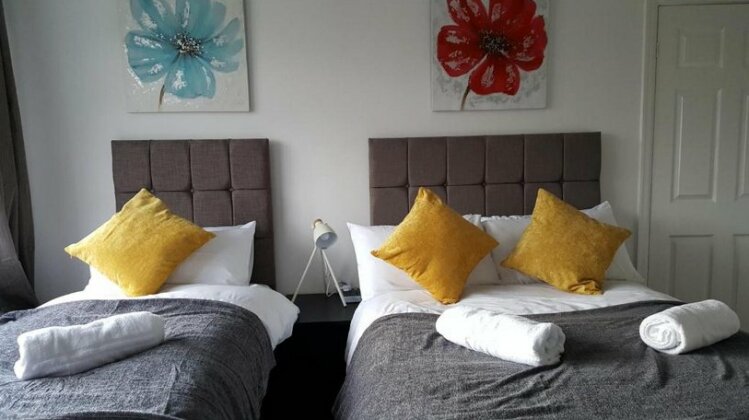 Goswick House - Entire 4Bed House Serviced Accommodation Newcastle FREE WIFI & FREE PARKING SPACES - Photo3