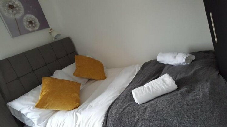 Goswick House - Entire 4Bed House Serviced Accommodation Newcastle FREE WIFI & FREE PARKING SPACES - Photo4