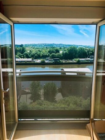 Modern 2 bedroom flat with stunning river views - Photo4