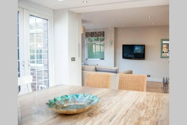 Stylish Gosforth House - 5 bedrooms 3 living rooms and Hot Tub - Photo2