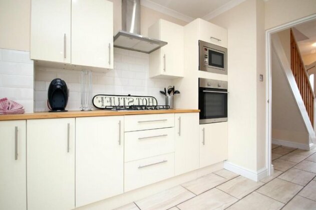 Spacious Home Sleeps 7 Great for Cardiff City Center ICC - Photo2