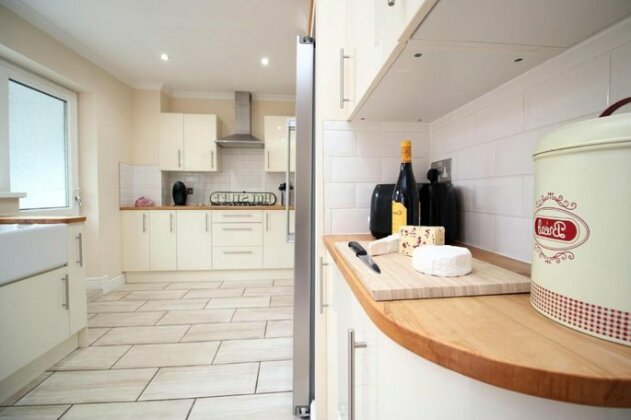Spacious Home Sleeps 7 Great for Cardiff City Center ICC - Photo3