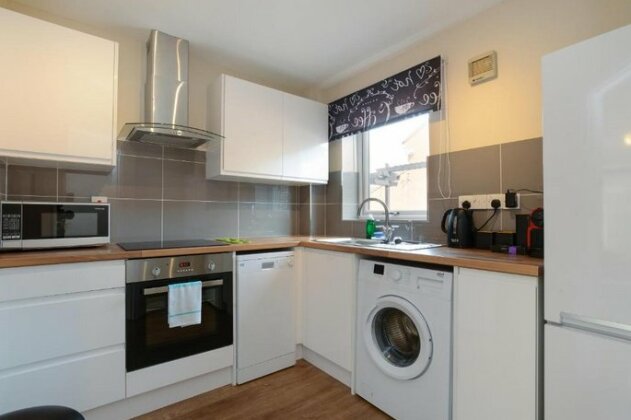 Modern 2bed House with Parking - Close to Station - Photo5