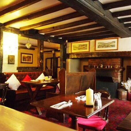 The Kings Arms Hotel Ockley - Photo4
