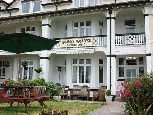 Sefton Lodge - Photo2