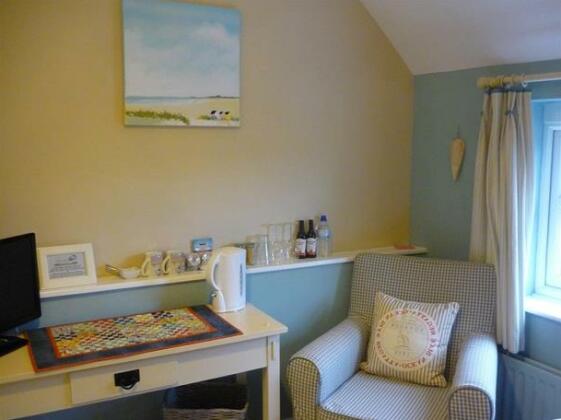 White Cottage Bed and Breakfast - Photo2