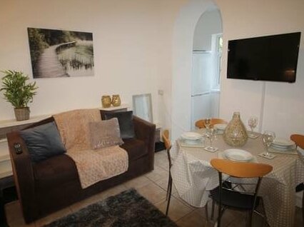 Rickard Street 4 Bed House Near J32 and M4 by Cardiff Holiday Homes - Photo2