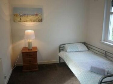 Rickard Street 4 Bed House Near J32 and M4 by Cardiff Holiday Homes