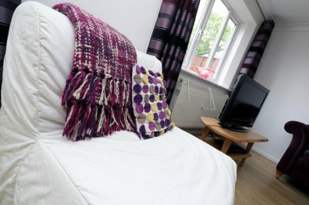 Lovely 3 bed House in Gloucester Sleeps 6 - Photo3