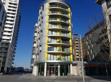 City Centre Hunsaker 3 Bedroom Serviced Apartment + Parking