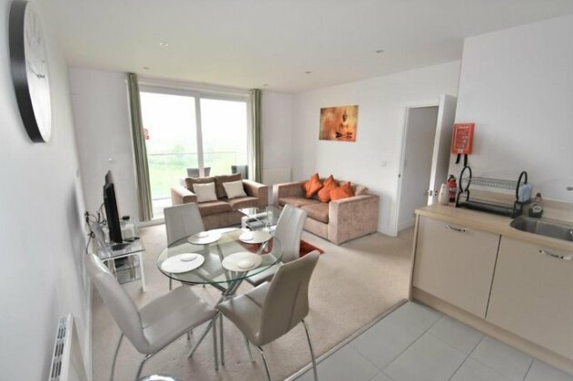 Cygnet House Kennet Island Serviced Apartment by Ferndale - Photo2
