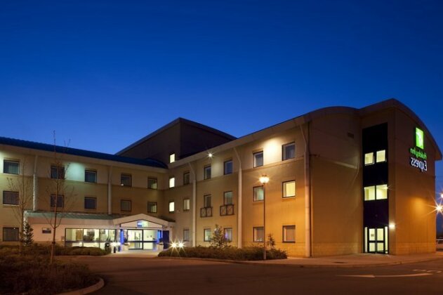 Holiday Inn Express Cardiff Airport - Photo2