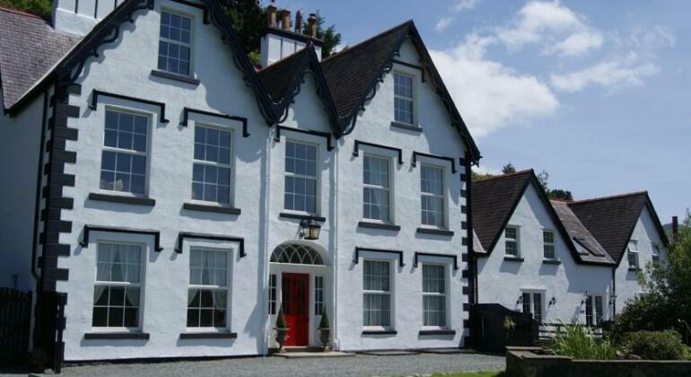 Coed Mawr Hall Bed & Breakfast