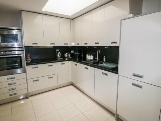 24 Rhodewood House - Photo4