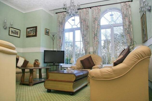 Outlook Hotel - Photo2