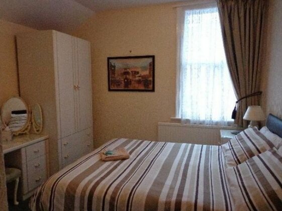 The Phoenix Guest House - Photo2