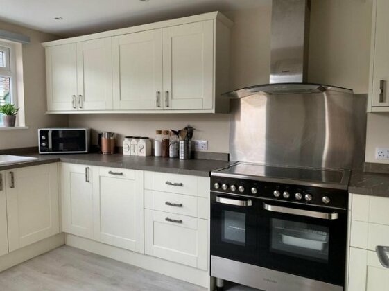 Newly Renovated & Spacious House - Photo2