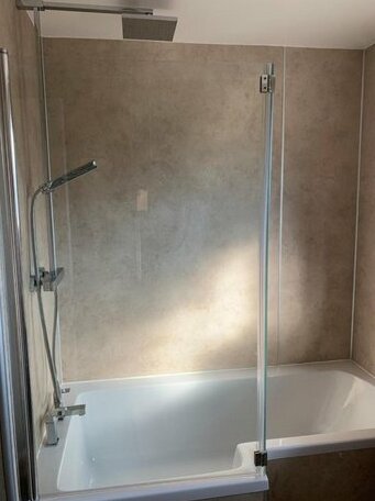 Newly Renovated & Spacious House - Photo5