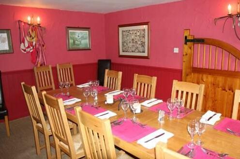 The Fox and Hounds Country Inn - Photo4