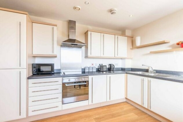 2 Bed Apartment @ Slough Station - Parking - Photo3