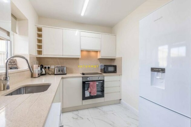 2 Bed Modern Apartment Close To Station & Parking - Photo5