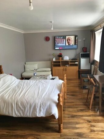 Furnished Large Studio flat - up to 4 guests - Photo2