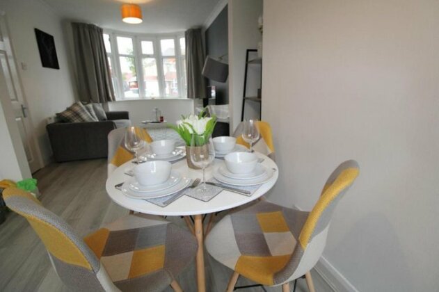Fresh 3 Bed House Perfect for the BIRMINGHAM NEC GENTING ARENA AIRPORT & JLR Parking for 2 Cars - Photo2