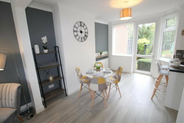 Fresh 3 Bed House Perfect for the BIRMINGHAM NEC GENTING ARENA AIRPORT & JLR Parking for 2 Cars - Photo3