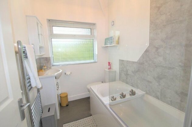 Fresh 3 Bed House Perfect for the BIRMINGHAM NEC GENTING ARENA AIRPORT & JLR Parking for 2 Cars - Photo4